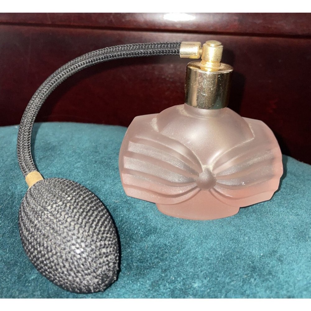 PINK FROSTED BOW DESIGN DEPRESSION GLASS PERFUME BOTTLE BLACK CROCHETED ATOMIZER